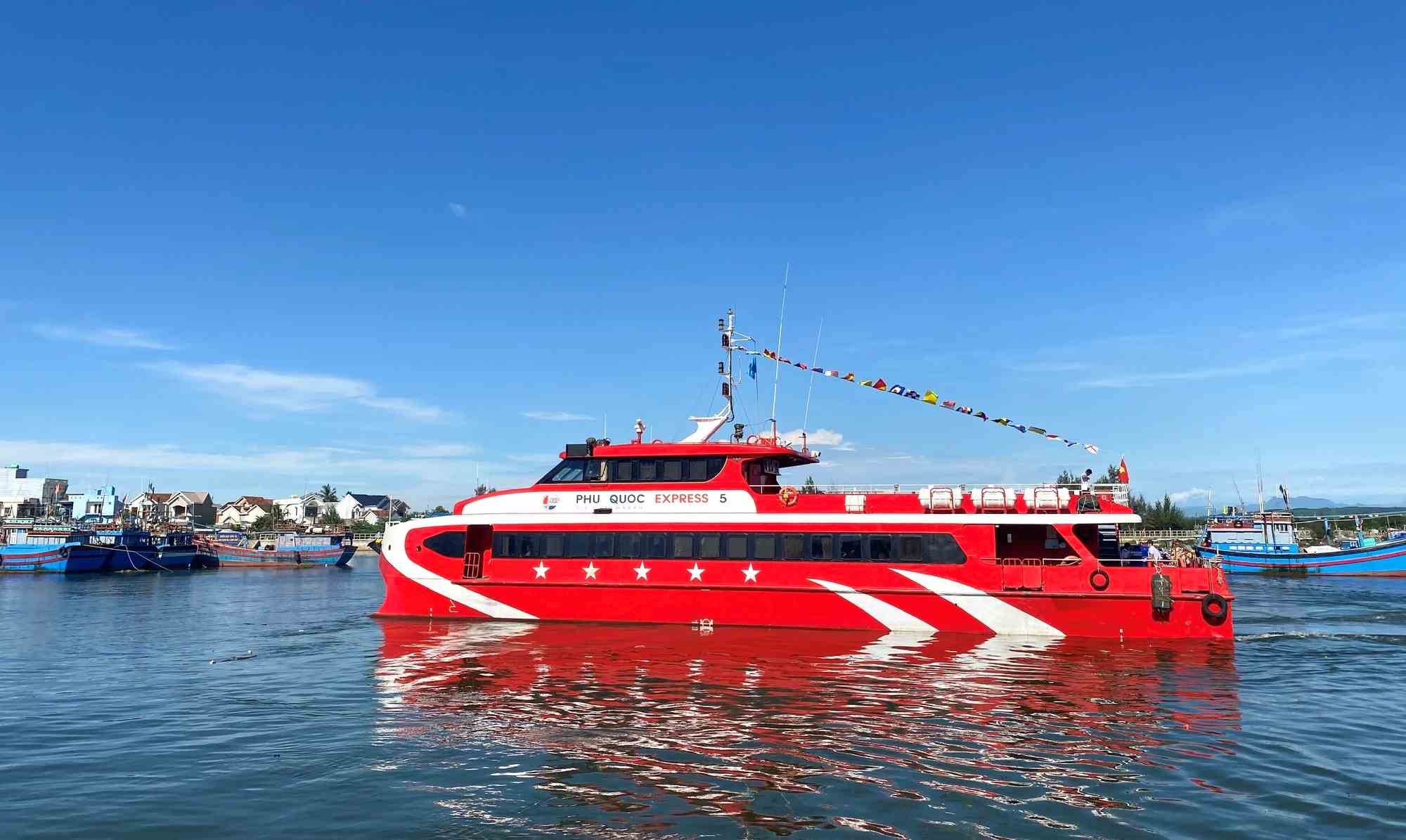 El ferry de alta velocidad Phú Quốc Express operó la ruta Sa Kỳ - Lý Sơn en julio de 2023, pero luego tuvo que detenerse temporalmente a partir del 11 de 2023 hasta ahora. Foto: H.Phong