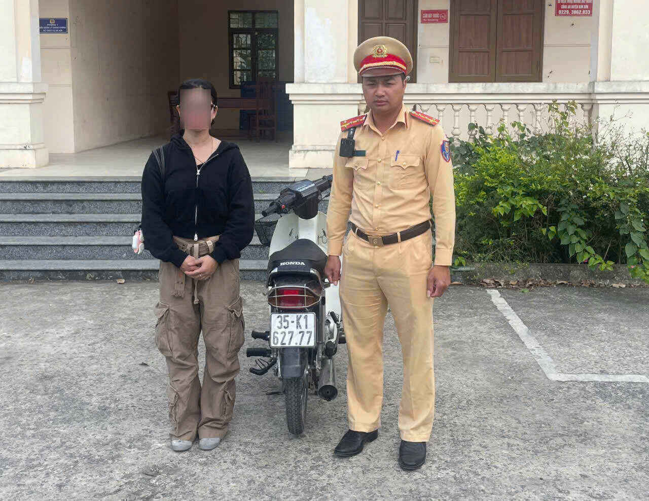 交通警察は、交通違反者と関連車両の取り締まりを進めています。写真:ジエウ・アイン