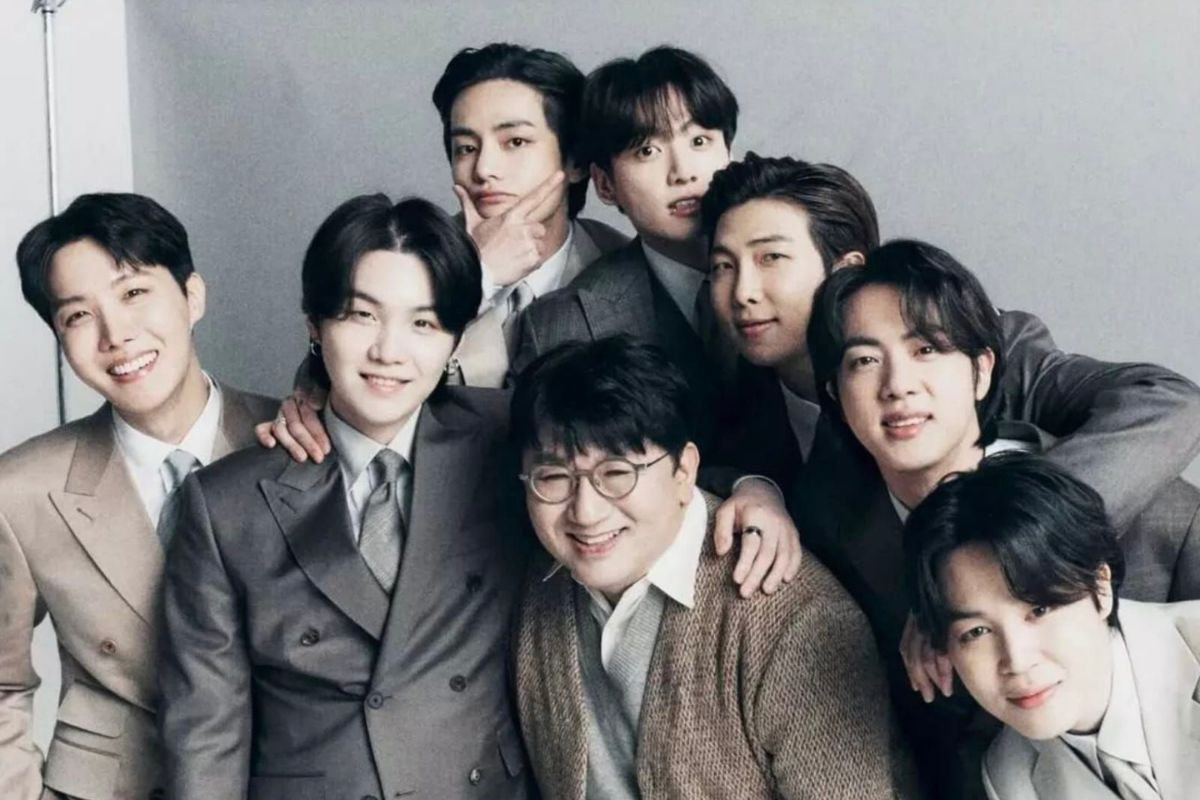 Chủ tịch HYBE Bang Si Hyuk và 7 thành viên nhóm BTS. Ảnh: Lotte