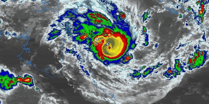 El supertifón Narelle está a poco más de 300 km de la costa de Queensland, el viento más fuerte cerca del centro alcanza los 215 km/h, con ráfagas de 285 km/h. Foto: BOM