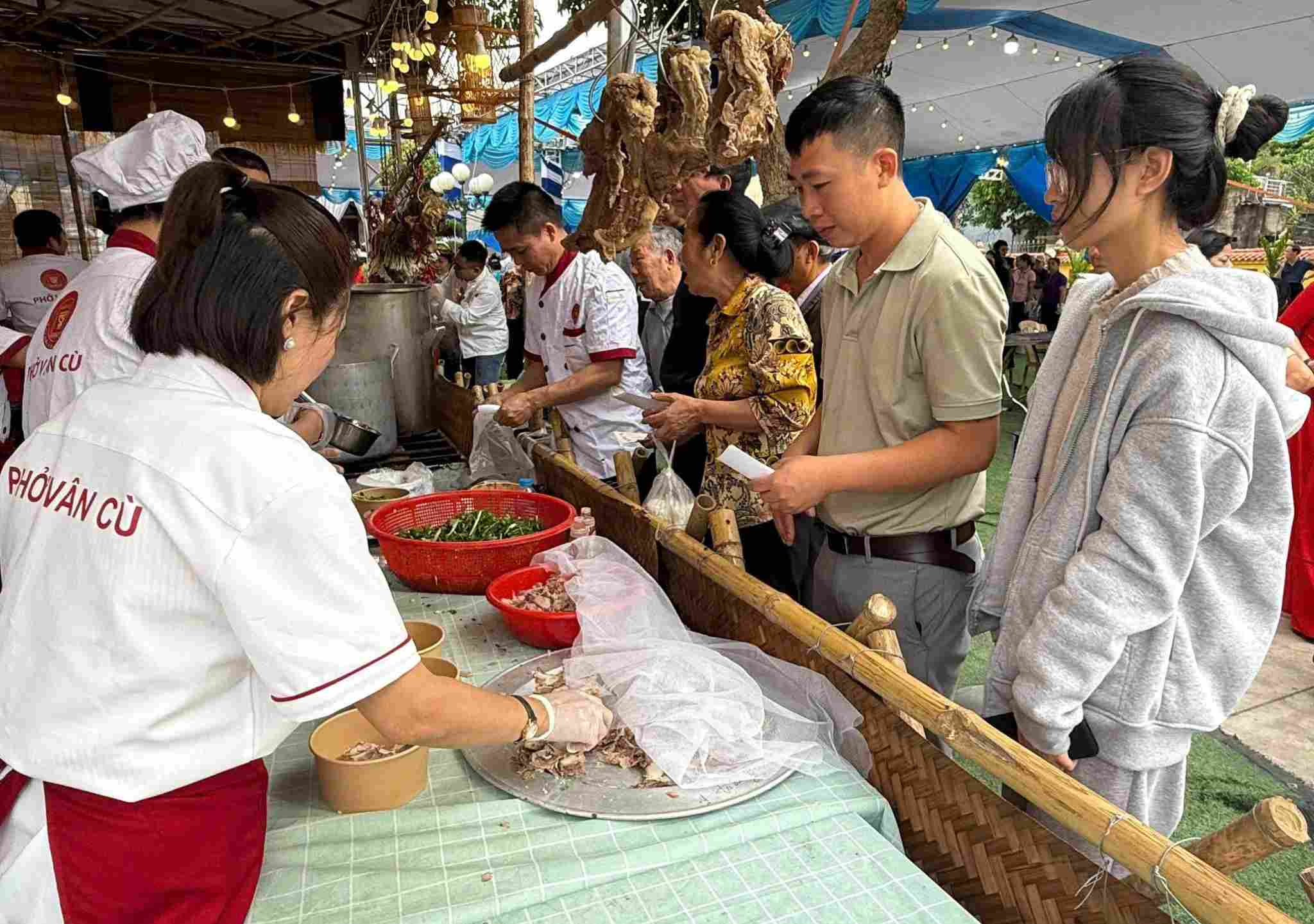 Festival Phở 2026 tấp nập khách từ ngày đầu tiên. 