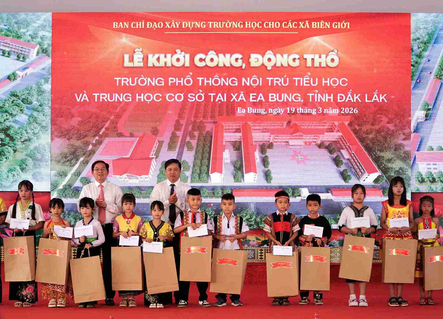 Phó thủ tướng Hồ Quốc Dũng và lãnh đạo tỉnh Đắk Lắk trao quà cho học sinh vượt khó học giỏi ở xã Ea Bung. Ảnh: Hữu Tú 