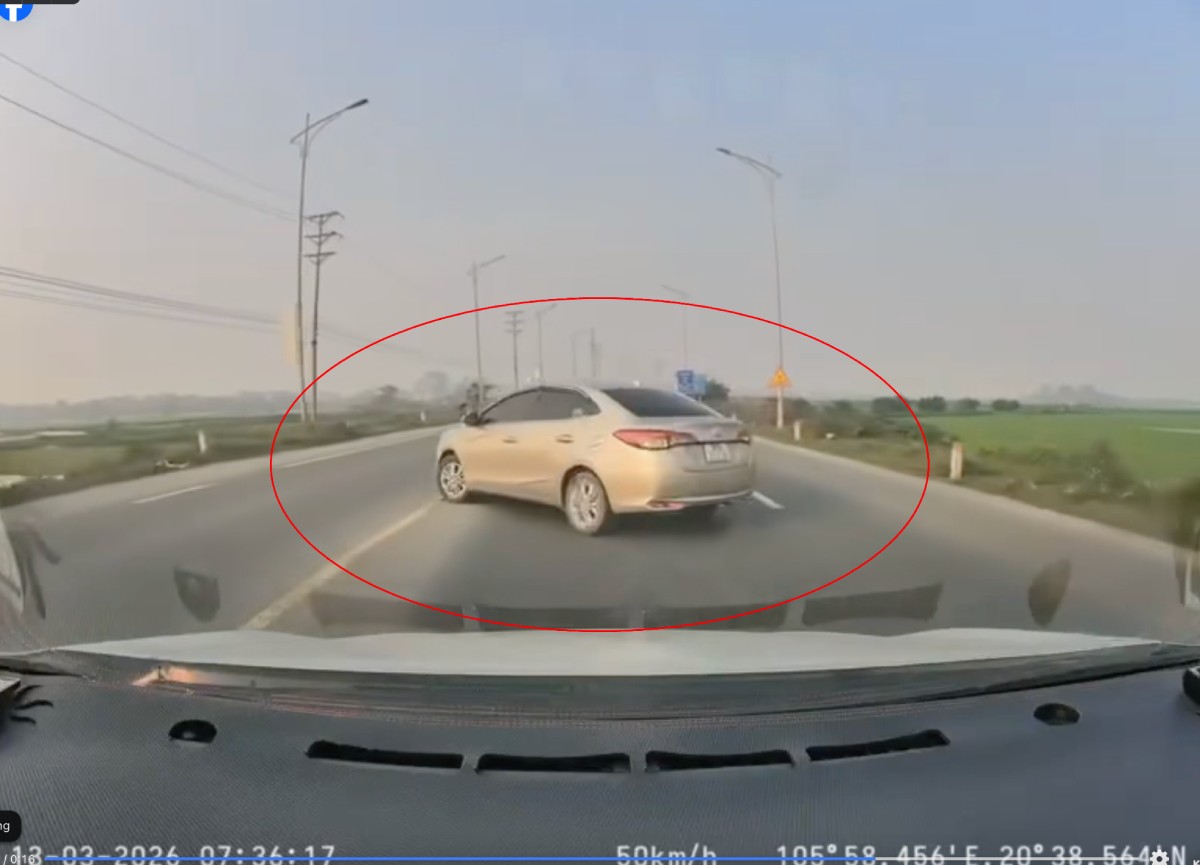Ninh Binh Provincial Traffic Police Department verifies and handles violating drivers. Photo: Cut from clip