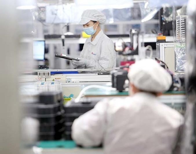 박닌 산업 단지에서 일하는 노동자. 사진: 반쯔엉