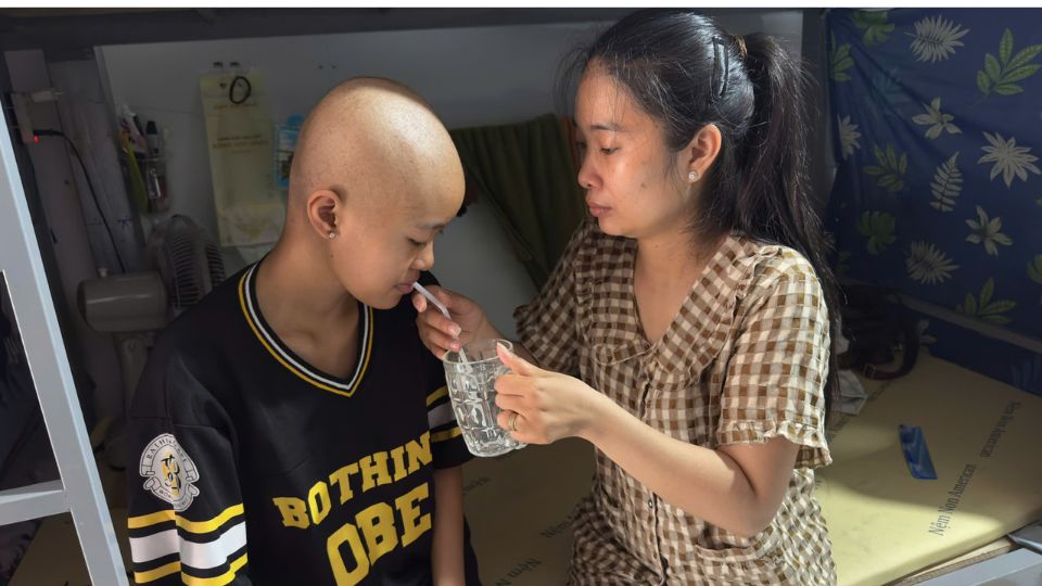 Ms. Pham Thi Hai Yen, Bui Anh Thu's mother, takes care of her daughter with stage 3 lung cancer, worried about her health and treatment costs. Photo: Hoang Loc