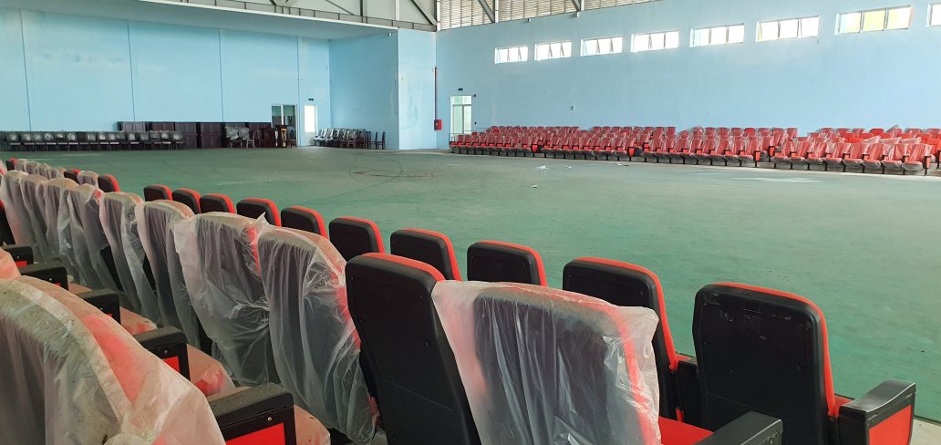 Bên trong hạng mục Nhà thi đấu thể thao, ghê, bàn còn rất mới không có dấu hiệu sử dụng. Ảnh: Nhật Hồ.