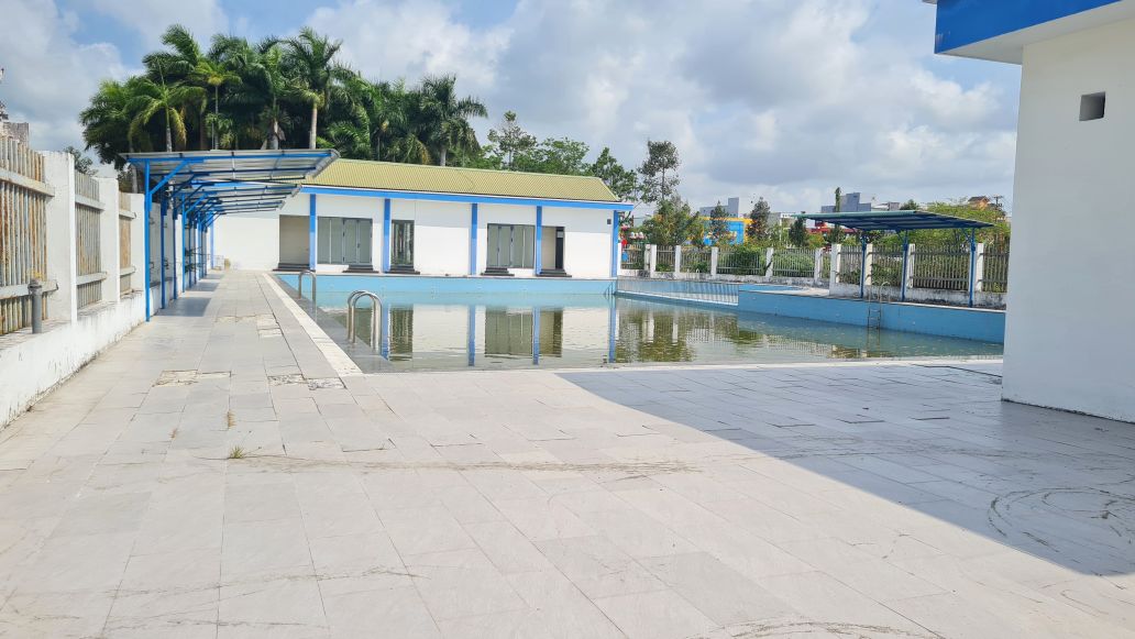Hồ bơi xây dựng xong, nhưng không vận hành do thiếu đồng bộ trong khi trẻ em Cà Mau thiếu hồ bơi. Ảnh: Nhật Hồ.