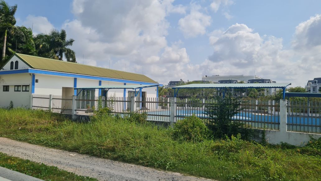 Hạng mục hồ bơi hoàn thành đã lâu nhưng không sử dụng do thiếu thiết bị để vận hàng. Ảnh: Nhật Hồ.