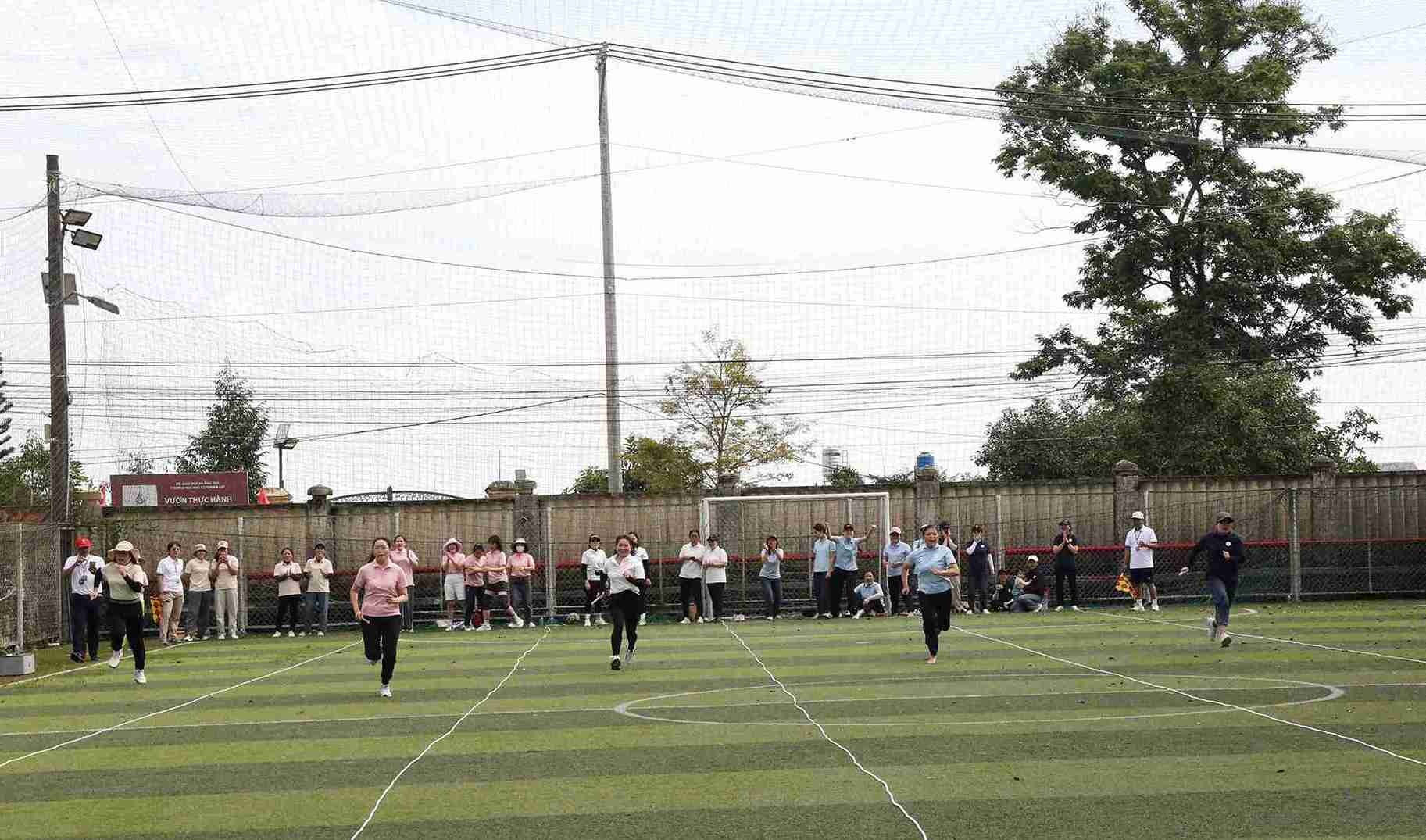 Nữ cán bộ, đoàn viên, công nhân viên, người lao động Công ty DHD tham gia trò chơi nhảy bao bố. Ảnh Hạnh Dung 