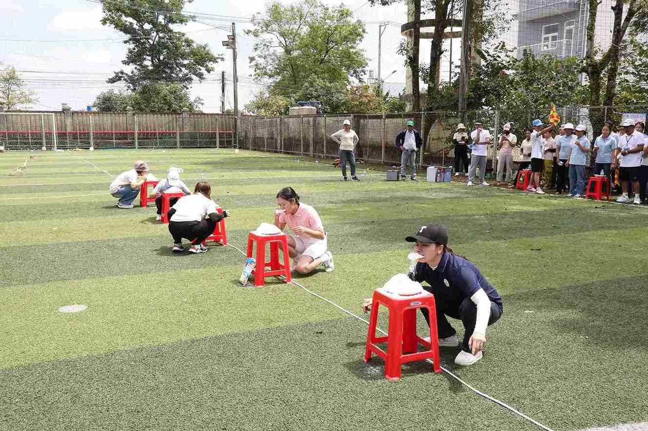 Cán bộ, công nhân viên, lao động nữ Công ty tham gia trò chơi dân gian. Ảnh: Hạnh Dung 