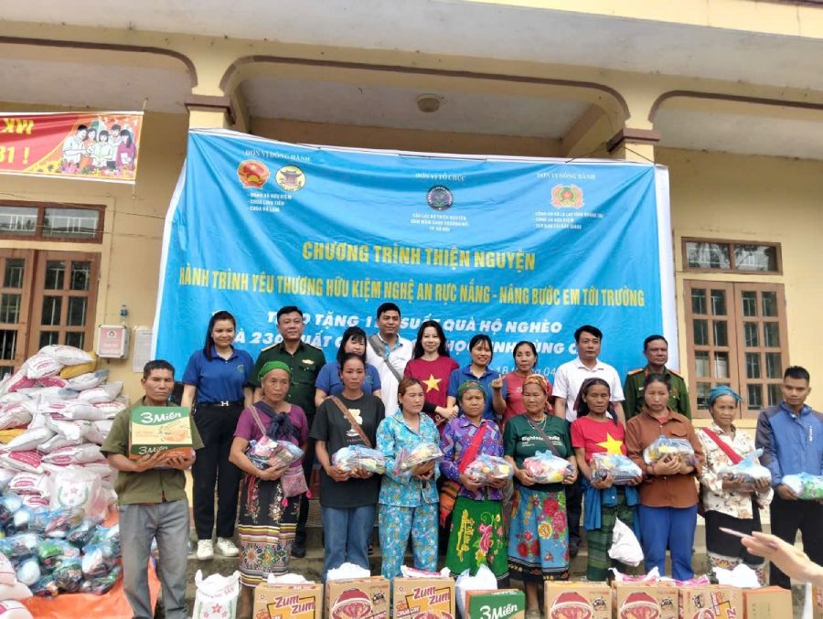 Ms. Phuong (top row, 3rd from the left) and members of the Chuong My Green Germ Nurturing Charity Club on the charity trip "Journey of Love" Huu Kiem Nghe An shines with sunshine - Raising children to school" in Nghe An. Provided by the character.