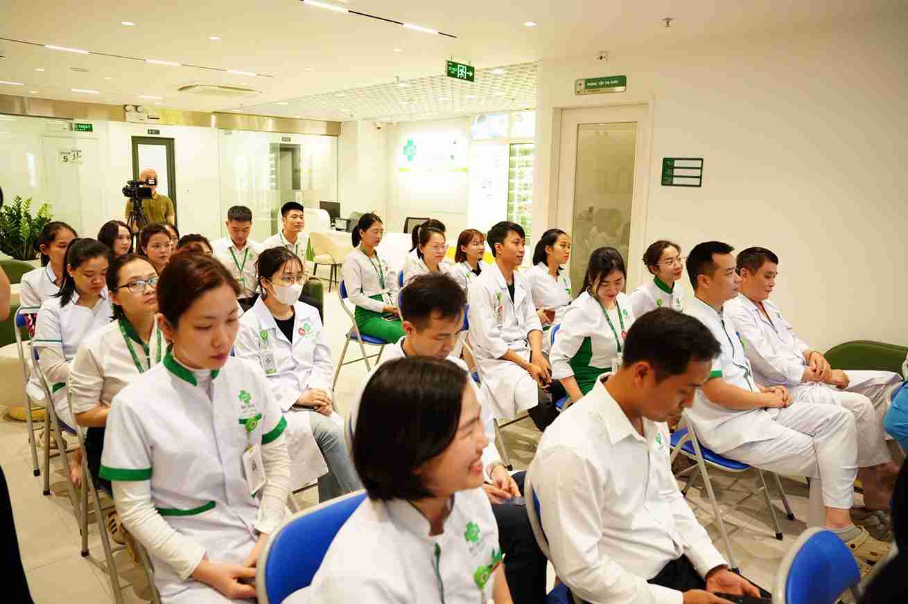 Không khí hội nghị diễn ra trang trọng, đúng quy định