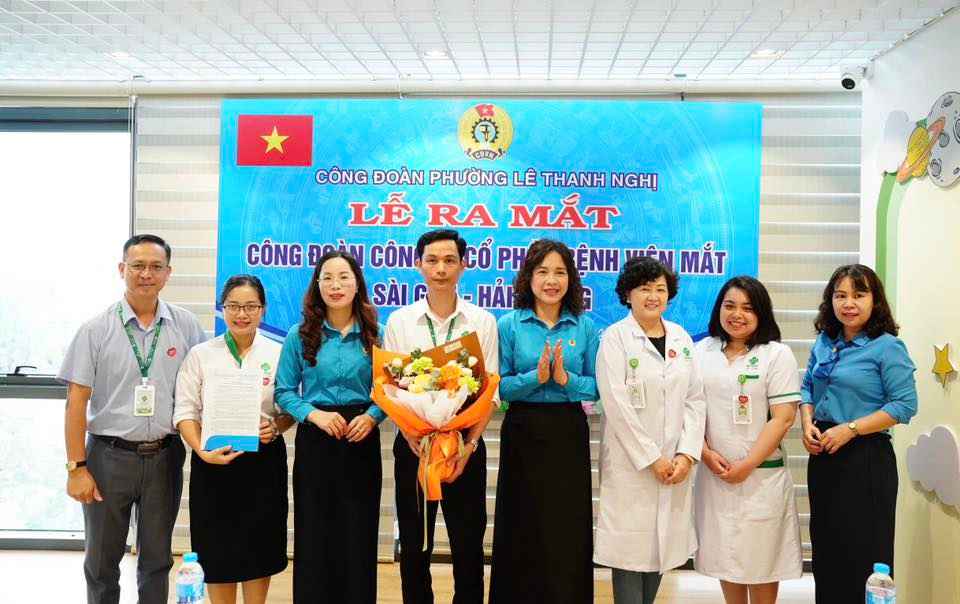 Representatives of the Ward Trade Union present the decision to establish the grassroots Trade Union to the enterprise. Photo: Le Thanh Nghi Ward