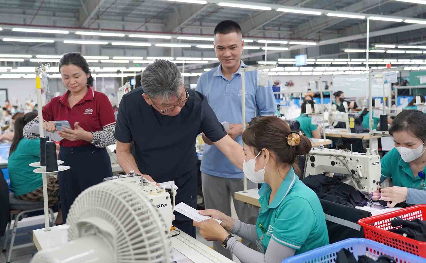 Haivina Hong Linh Co., Ltd. provides unexpected support money to workers at a level of 500,000 VND/person when gasoline and oil prices increase. Photo: Tran Tuan