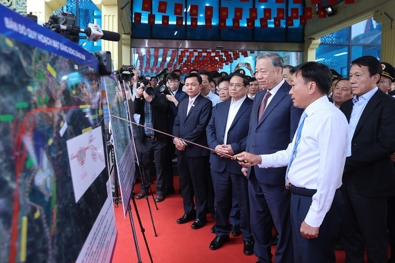 The Central working delegation inspects the field at Dong Dang station. Photo: VGP/Nhat Bac