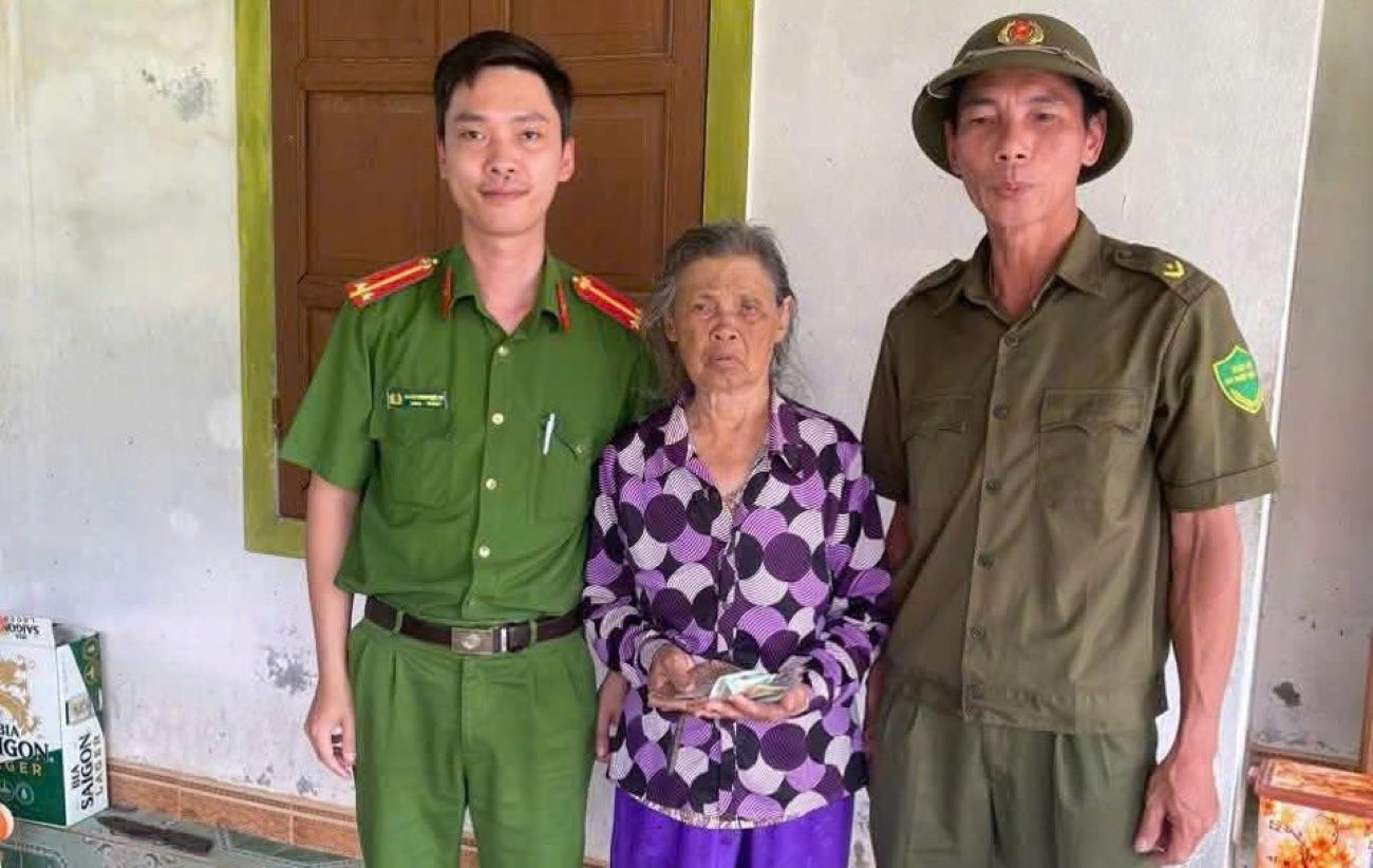 After receiving information that someone had found a wallet, Vinh Linh Commune Police verified and returned it to the person who dropped it. Photo: Vinh Linh Commune Police