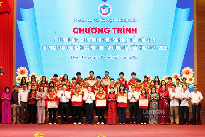 27 Dien Bien province students won prizes at the National Excellent High School Graduation Exam. Photo: Quang Dat