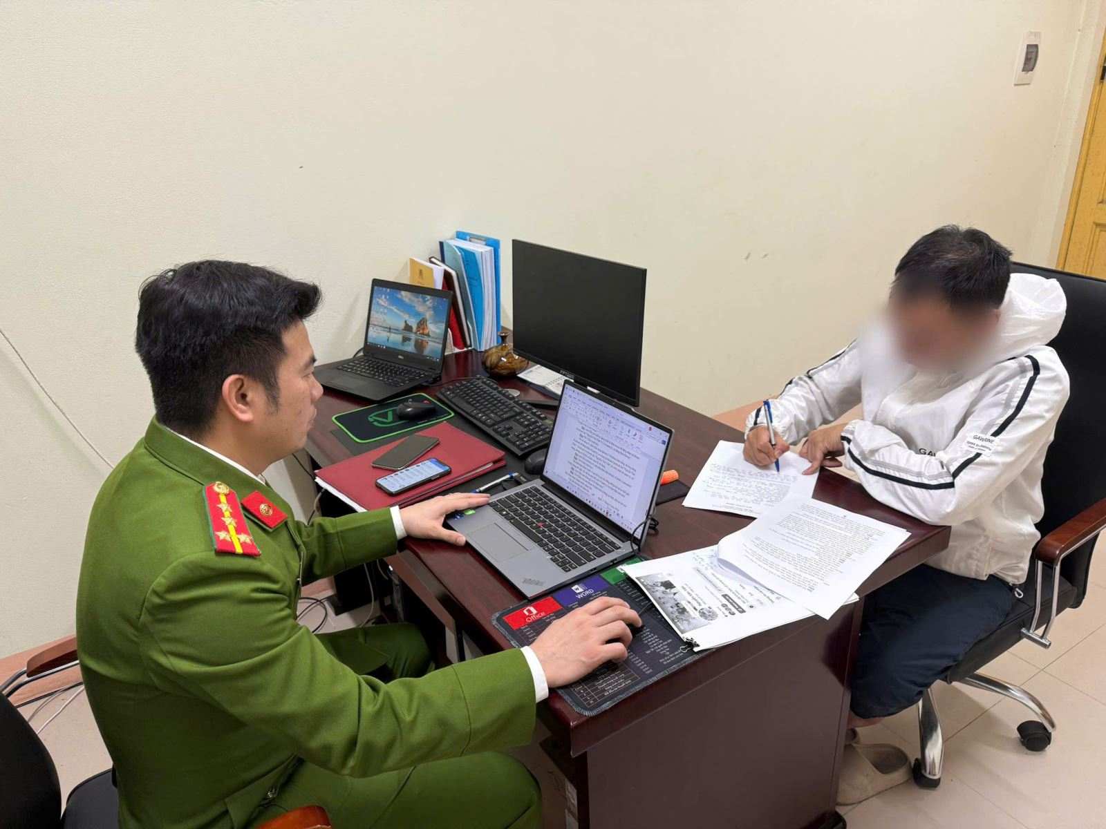 Cơ quan công an làm việc với chủ tài khoản Facebook. Ảnh: Công an tỉnh Bắc Ninh

