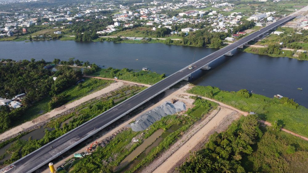 Cây cầu dài 1km đang vào giai đoạn hoàn thành. Ảnh: Đình Trọng