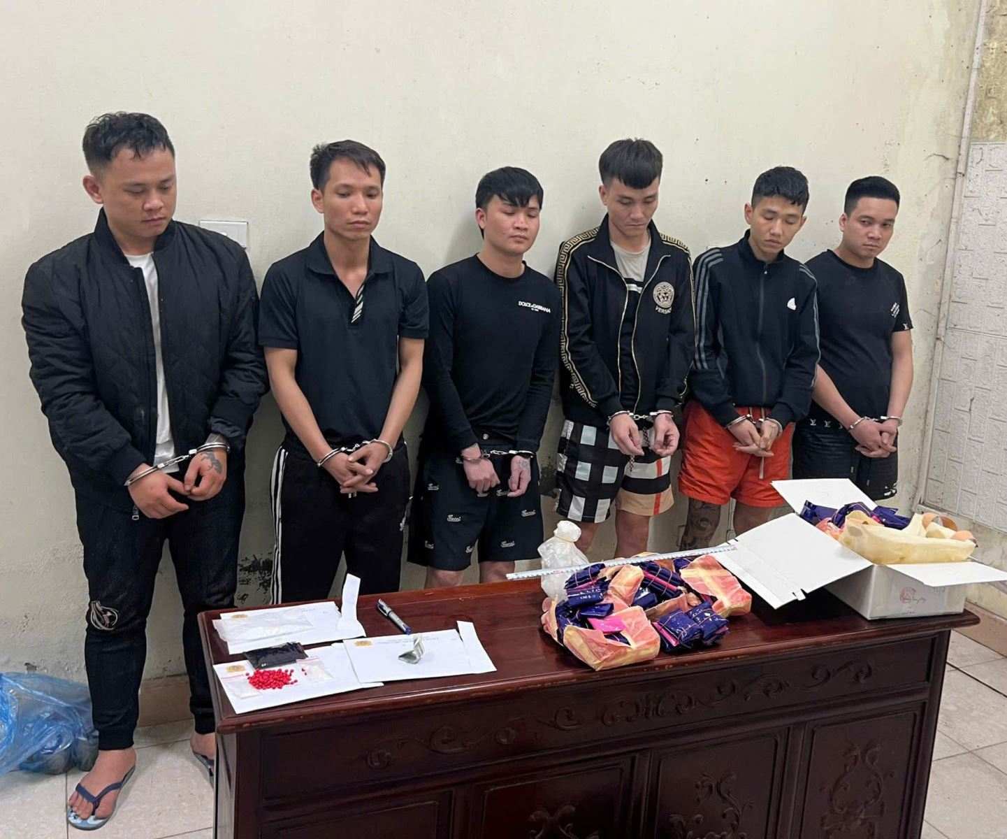 Ảnh các đối tượng và tang vật trong vụ án. Ảnh: Công an tỉnh Bắc Ninh