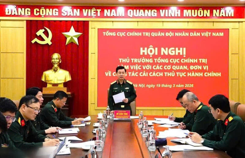 Senior Lieutenant General Do Xuan Tung chaired a working conference with agencies and units on administrative procedure reform. Photo: Ministry of National Defense