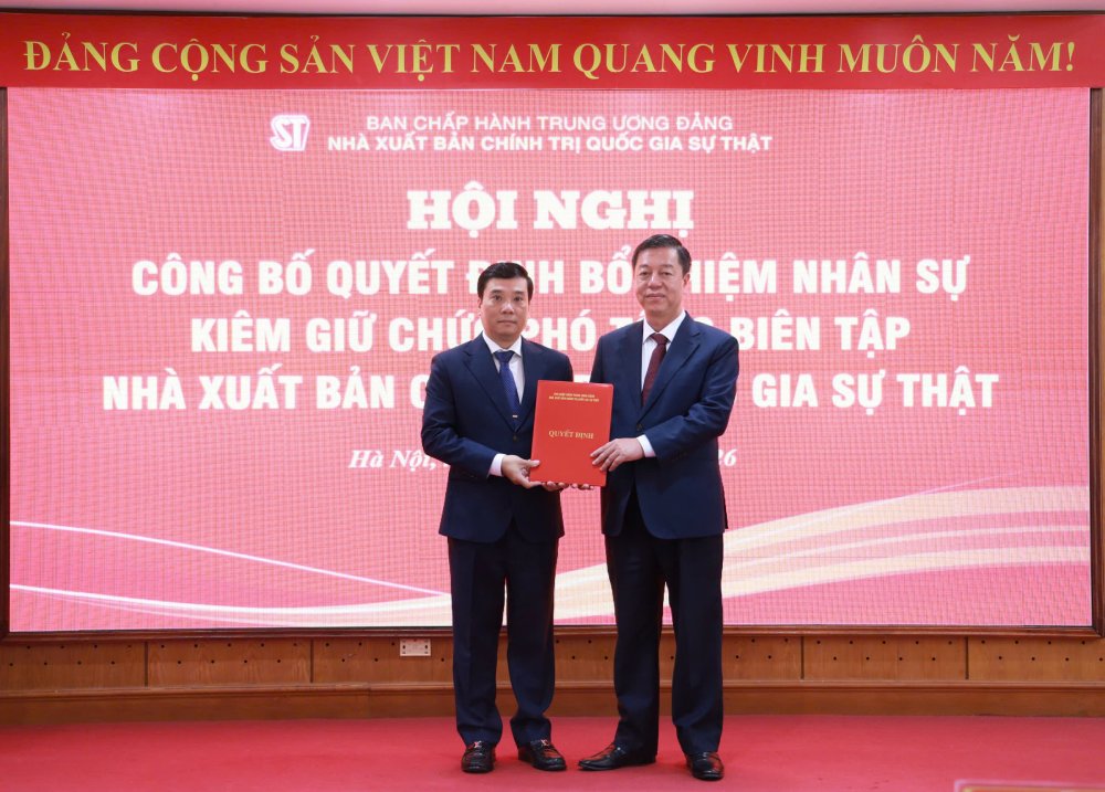 Assoc. Prof. Dr. Vu Trong Lam, Director - Editor-in-Chief of the National Political Publishing House Truth (right) presents the Decision to appoint Mr. Nguyen Thai Binh to the position of Deputy Director - Deputy Editor-in-Chief of the Publishing House. Photo: Ai Van