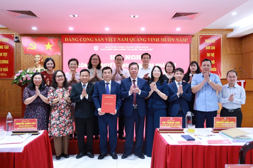 Lãnh đạo Nhà xuất bản và các đại biểu dự Hội nghị chúc mừng ông Nguyễn Thái Bình. Ảnh: Ái Vân