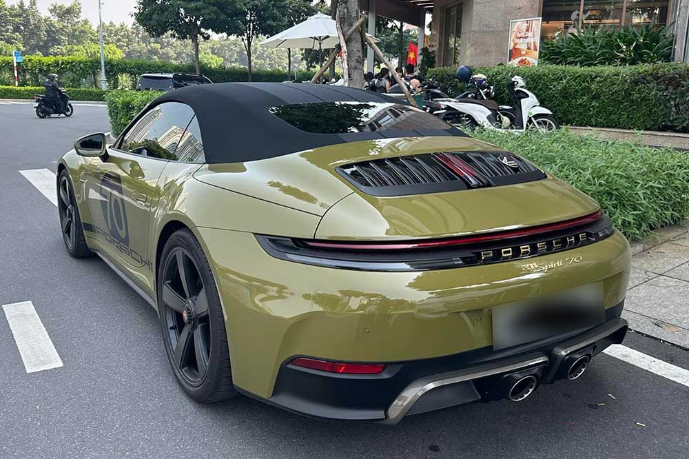 The second Porsche 911 Spirit 70 appeared in Ho Chi Minh City, belonging to the limited convertible line of only 1,500 units worldwide. Photo: Huy Pham