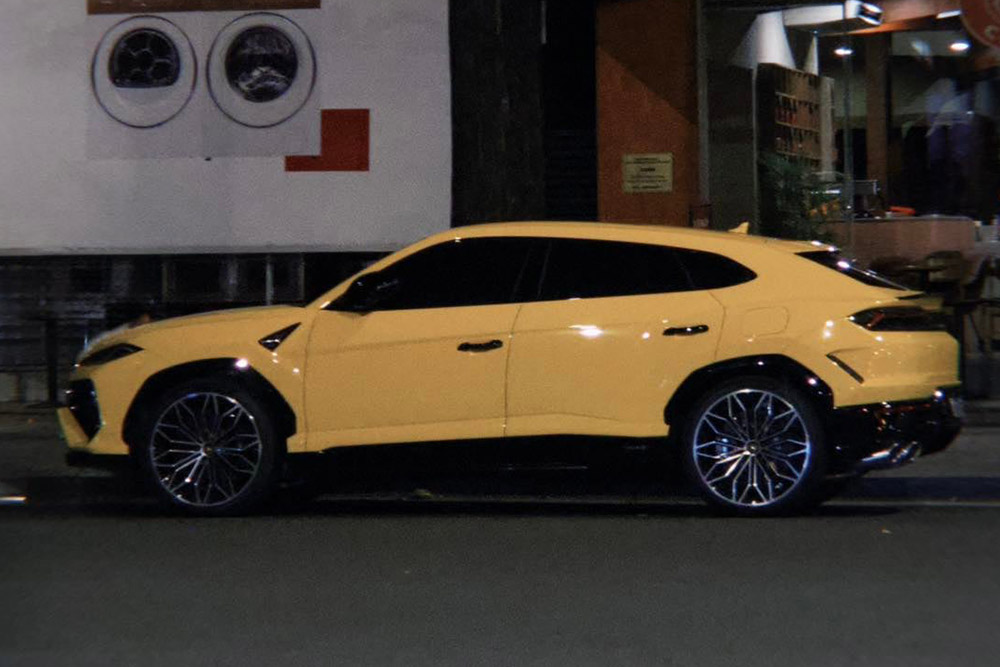 The second Lamborghini Urus SE appeared in Ho Chi Minh City with a striking yellow color, belonging to Lamborghini's high-performance plug-in hybrid SUV line. Photo: Giang Chu