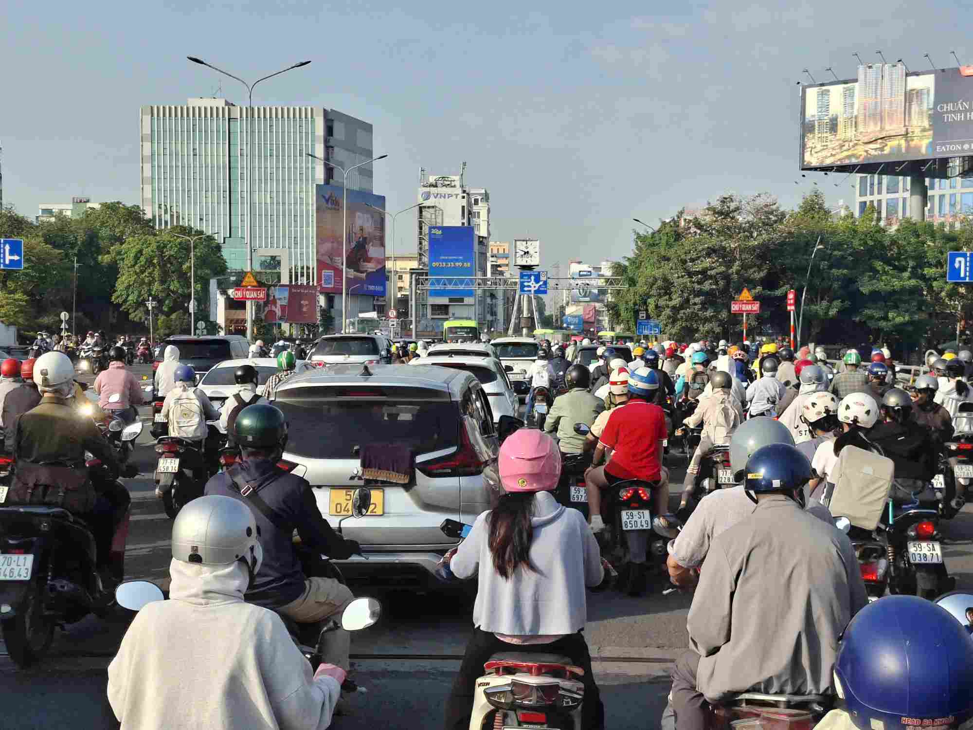 Ùn tắc trên cầu Điện Biên Phủ gần vòng xoay.  Ảnh: Minh Quân