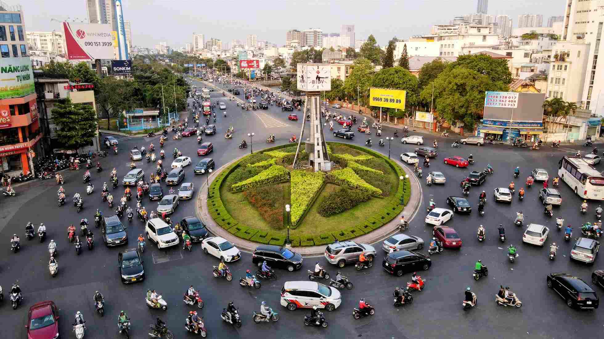 The car passes through Dien Bien Phu - Nguyen Binh Khiem roundabout (HCMC). Photo: Mr. Tu