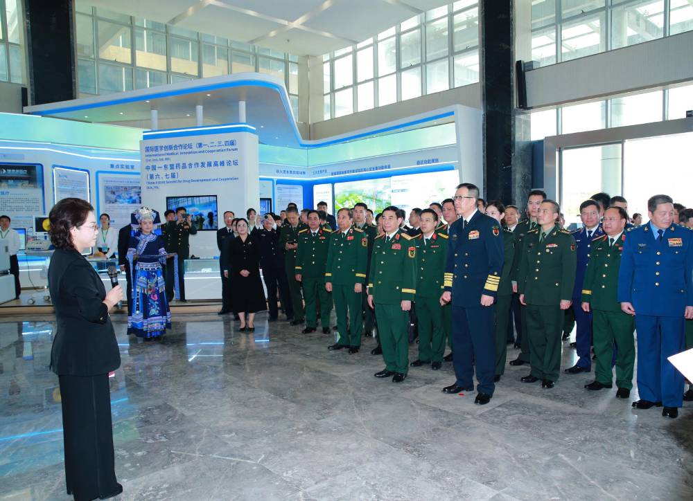 Bộ trưởng Bộ Quốc phòng Việt Nam - Trung Quốc tham quan Khu thí điểm mở y học quốc tế Phòng Thành Cảng. Ảnh: Trọng Đức