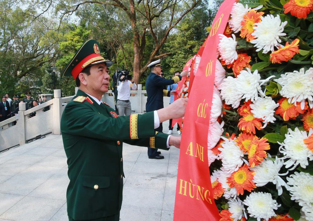2 Bộ trưởng Bộ Quốc phòng Việt Nam - Trung Quốc dâng hoa tại Đài tưởng niệm liệt sĩ cách mạng nhân dân Việt - Trung. Ảnh: Trọng Đức