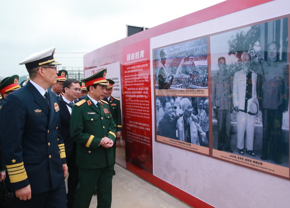 2 Bộ trưởng Bộ Quốc phòng Việt Nam - Trung Quốc và đoàn đại biểu tham quan bức tường trưng bày các nội dung liên quan đến đường Hồ Chí Minh trên biển. Ảnh: Trọng Đức