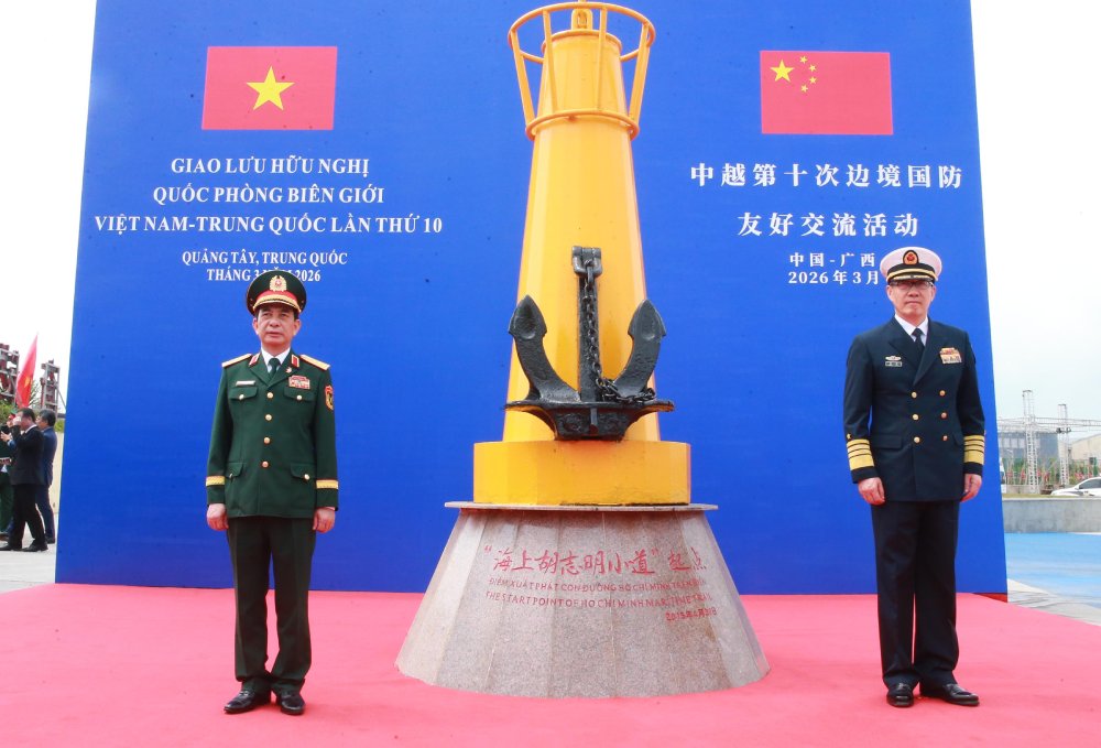 Đại tướng Phan Văn Giang và Thượng tướng Đổng Quân chụp ảnh ở Khu Di tích. Ảnh: Trọng Đức