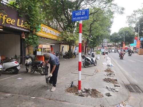 Công nhân thi công lắp rào chắn. Ảnh: Minh Hạnh 