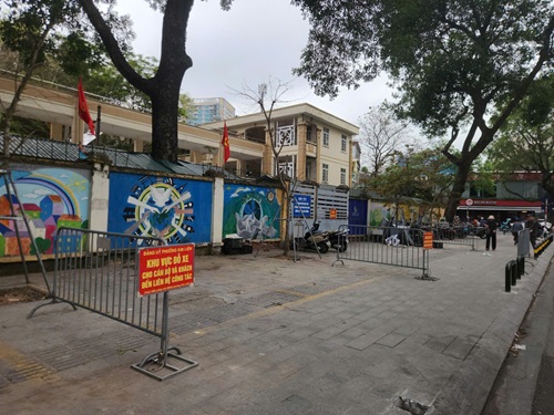 キムリエン区は柵を設置し、学校の門の歩道を不法占拠する自動車を阻止しています。写真:ミン・ハン