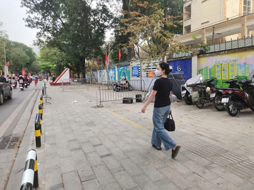 Việc thiết lập lại trật tự không chỉ giúp đường thông hè thoáng, mà còn tạo ra không gian an toàn cho người đi bộ. Ảnh: Minh Hạnh 