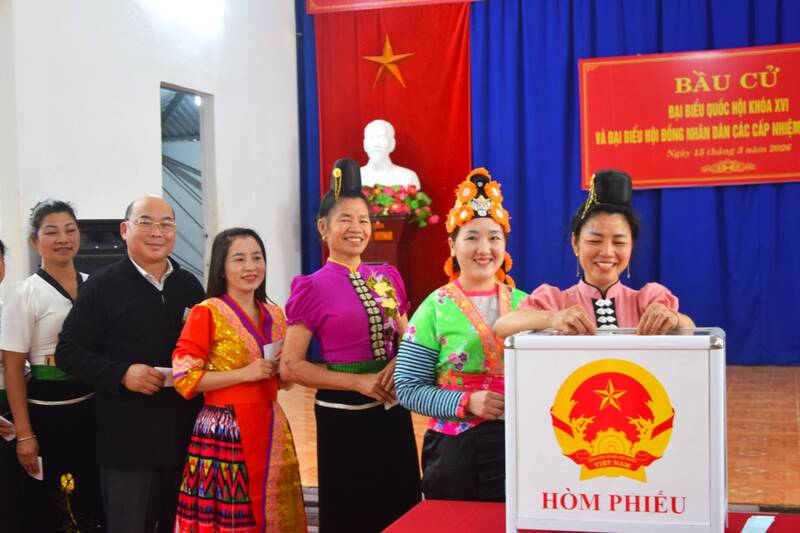Voters exercise their right to vote in ballot box No. 3, Phua Con village, Chieng An ward, Son La province. Photo: Truong Son