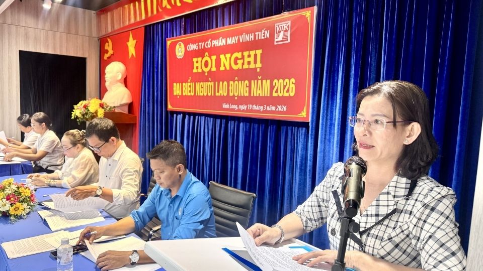 Ms. Nguyen Thi Kim Dung - Vice President of Vinh Long Provincial Labor Federation spoke at the conference of delegates of workers of Vinh Tien Garment Joint Stock Company.