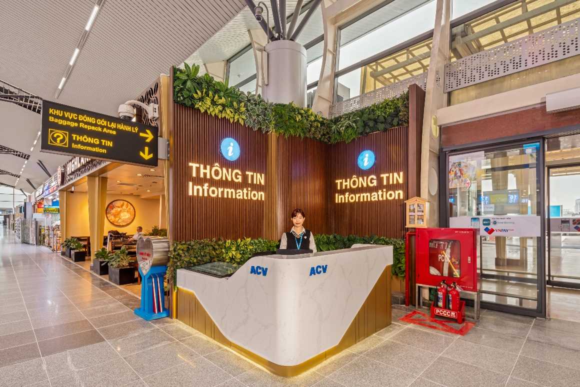 Guichet d'information pour guider les passagers à T1, aéroport international de Da Nang. Photo: Hoai Anh