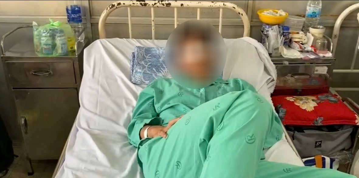 Nam sinh đang điều trị tại bệnh viện. Ảnh: Đình Trọng