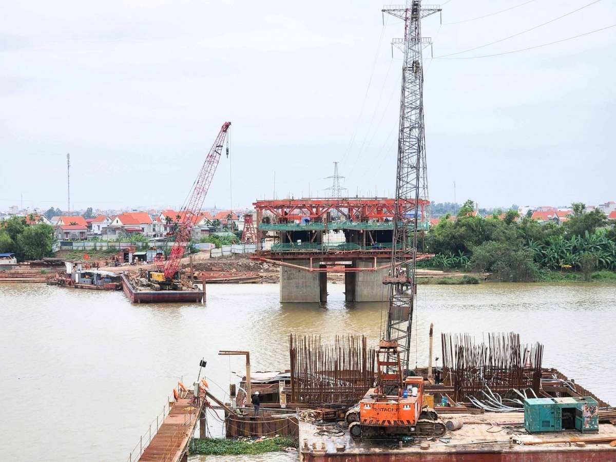 Construction site of the Golden Canal bridge project connecting Bac Ninh - Hai Phong, November 2025. Photo: Van Truong