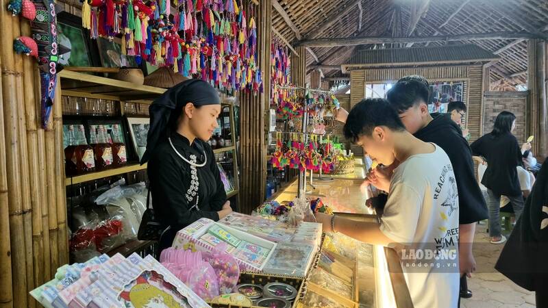 Les touristes découvrent l'espace culturel du village de Thai Hai (Thai Nguyen). Photo: Viet Bac