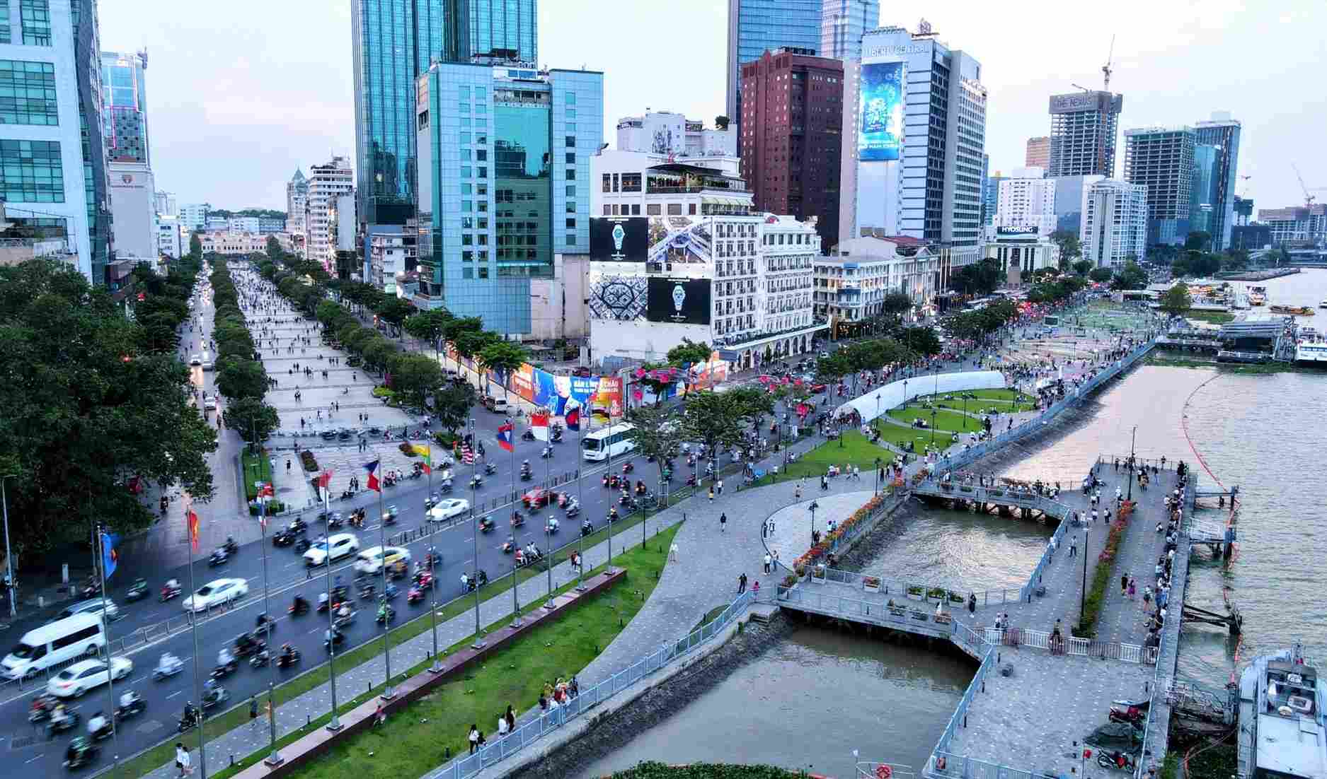 Nguyen Hue pedestrian street is still not connected to Bach Dang wharf. Photo: Anh Tu