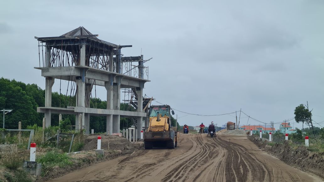 Tuyến đê biển Đông, Cà Mau đang gấp rút thi công ngay từ đầu năm phấn đấu hoàn thành chỉ tiêu phân bổ vốn đầu tư công cho dự án. Ảnh: Nhật Hồ.