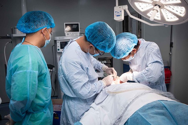 Đội ngũ bác sĩ đều có chứng chỉ hành nghề theo quy định. Ảnh: Bệnh viện Răng Hàm Mặt Sài Gòn