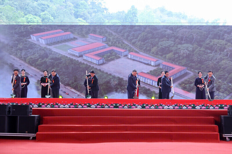 또 람 총비서, 팜 민 찐 총리와 당 및 국가 지도자들이 국경 지역 2단계 연계 기숙 고등학교 건설 기공식 및 기공식을 거행하고 있습니다. 사진: VGP/ 박