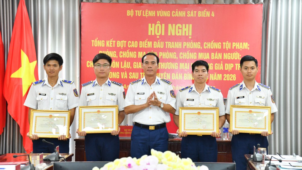 Đại tá Nguyễn Văn Tranh - Phó Tư lệnh Pháp luật, Bộ Tư lệnh Vùng Cảnh sát biển 4 trao Giấy khen cho các cá nhân có thành tích tốt trong Đợt cao điểm. Ảnh: Đức Thái