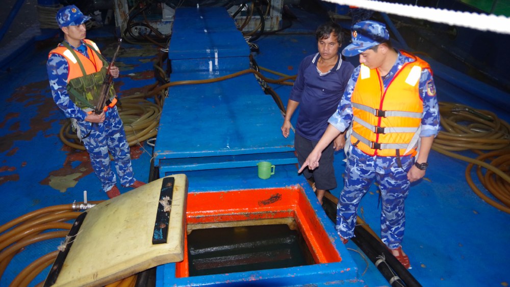 Les forces fonctionnelles du commandement de la 4e région de la garde côtière ont arrêté un bateau de pêche transportant illégalement plus de 230 000 litres de gazole. Photo: Đức Thái